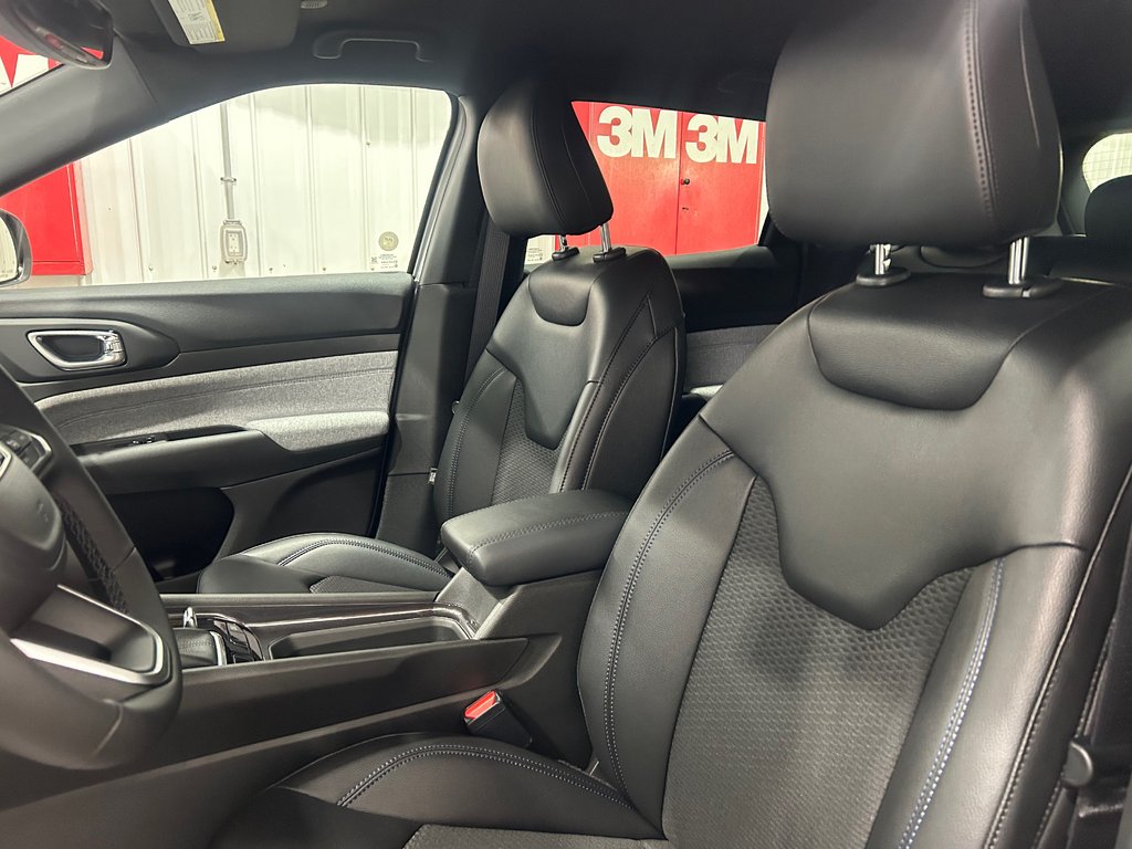 2026 Jeep Compass NORTH in Grand-Sault and Edmunston, New Brunswick - 9 - w1024h768px