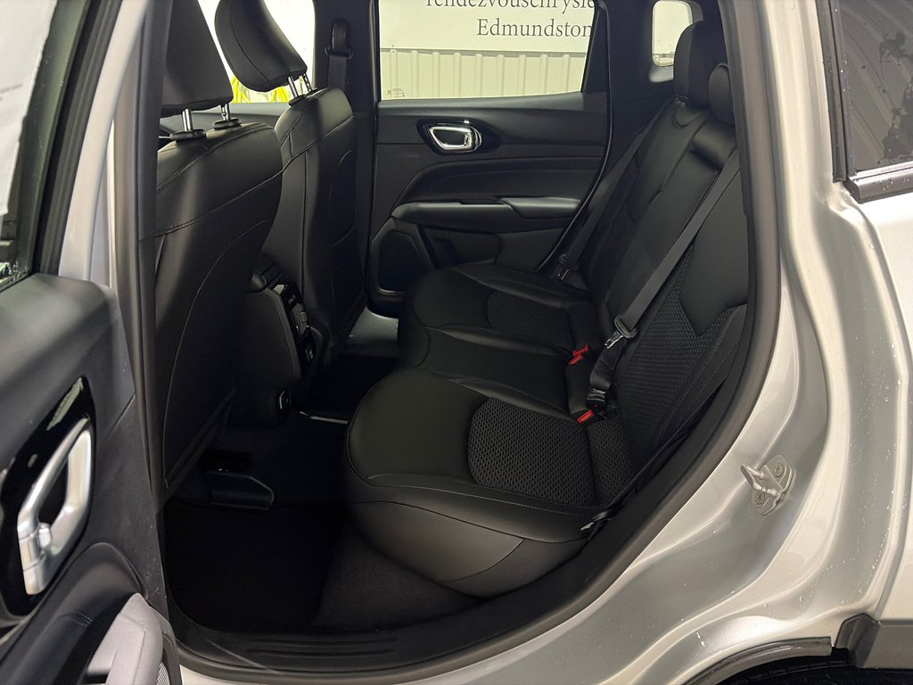 2026 Jeep Compass NORTH in Grand-Sault and Edmunston, New Brunswick - 11 - w1024h768px