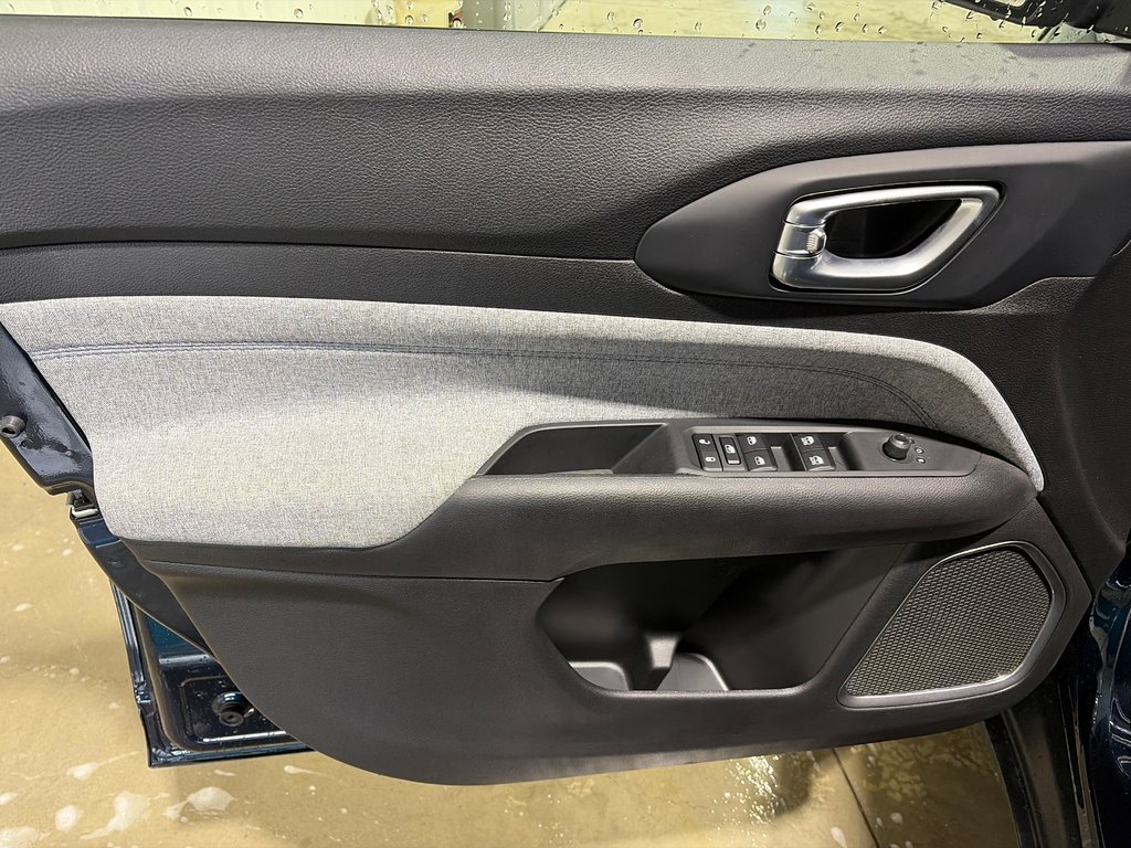 2026 Jeep Compass NORTH in Grand-Sault and Edmunston, New Brunswick - 10 - w1024h768px