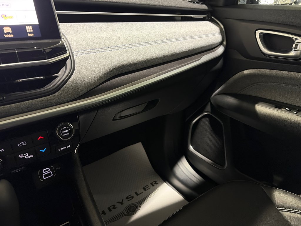 2026 Jeep Compass NORTH in Grand-Sault and Edmunston, New Brunswick - 16 - w1024h768px