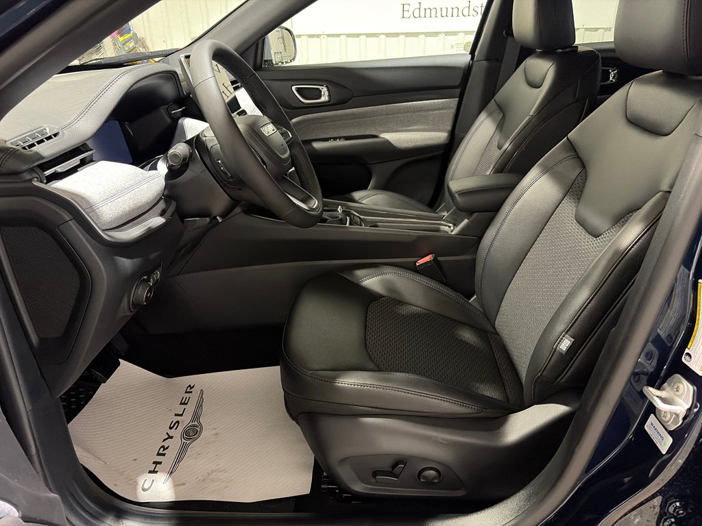 2026 Jeep Compass NORTH in Grand-Sault and Edmunston, New Brunswick - 11 - w1024h768px