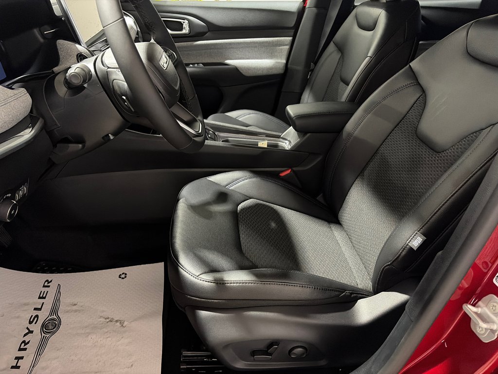 2026 Jeep Compass NORTH in Grand-Sault and Edmunston, New Brunswick - 14 - w1024h768px