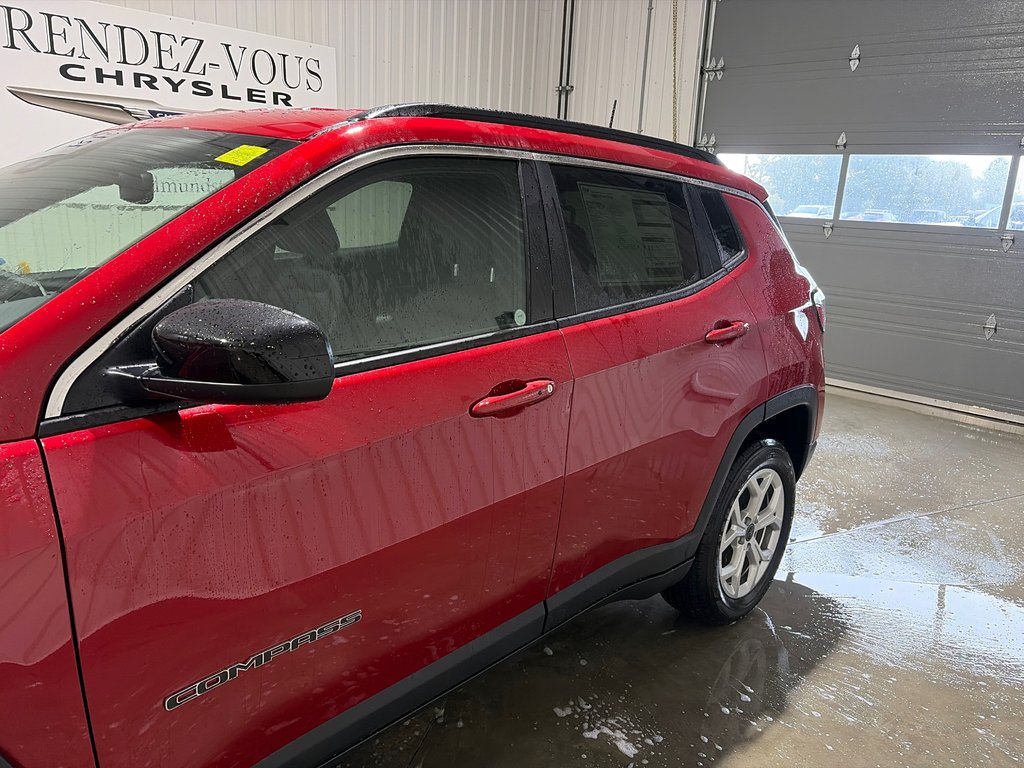 2026 Jeep Compass NORTH in Grand-Sault and Edmunston, New Brunswick - 8 - w1024h768px
