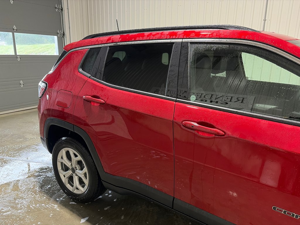 2026 Jeep Compass NORTH in Grand-Sault and Edmunston, New Brunswick - 4 - w1024h768px