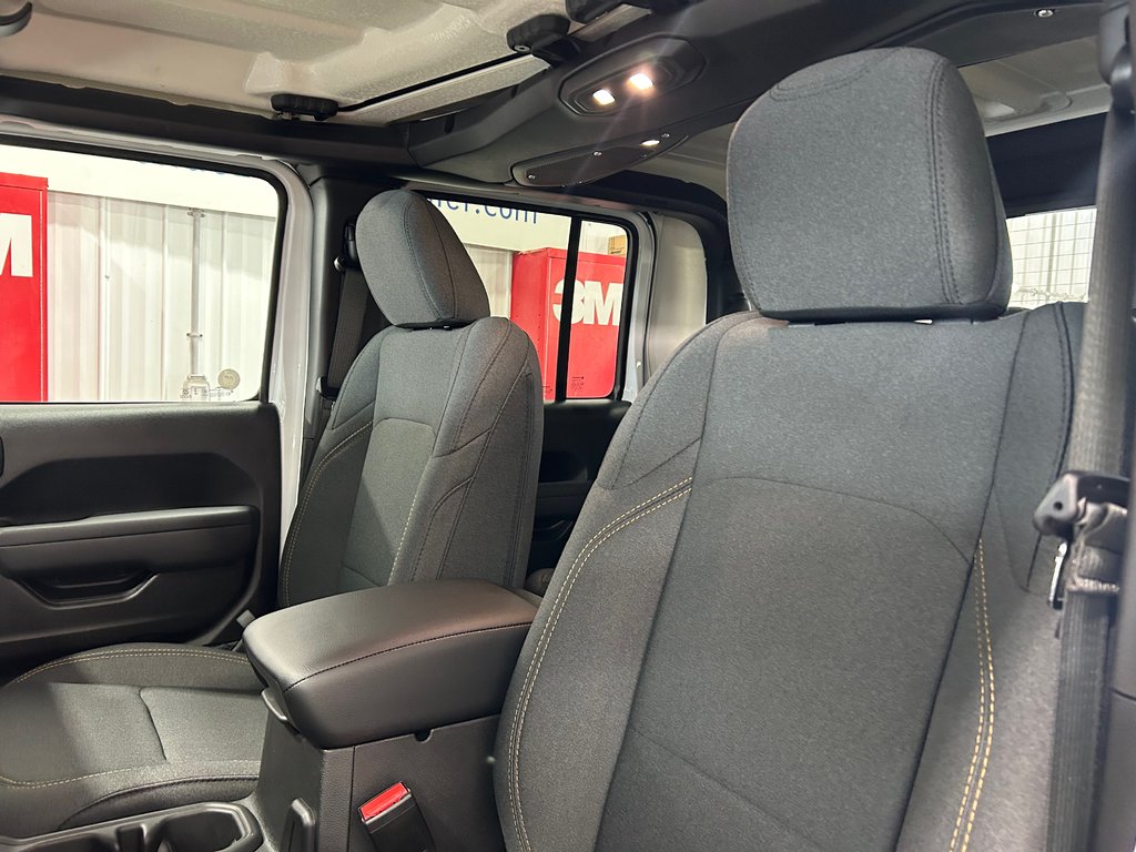 2026 Jeep Gladiator NIGHTHAWK in Grand-Sault and Edmunston, New Brunswick - 9 - w1024h768px