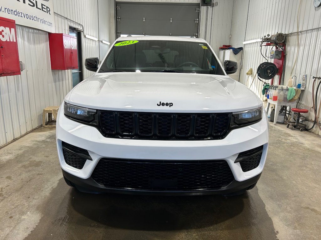 Jeep GRAND CHEROKEE ALTITUDE 2023 à Grand-Sault et Edmunston, Nouveau-Brunswick - 2 - w1024h768px