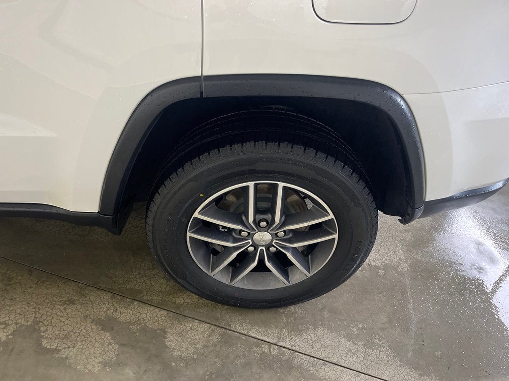 2017 Jeep GRAND CHEROKEE Limited in Grand-Sault and Edmunston, New Brunswick - 9 - w1024h768px