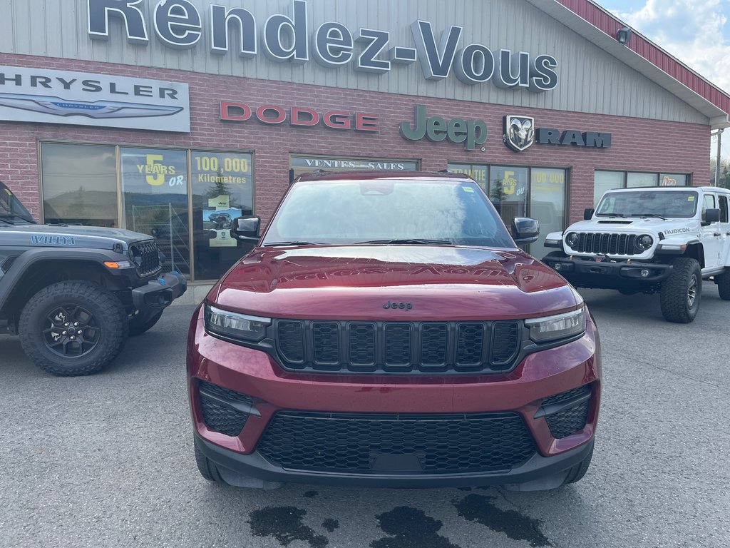 2024  Grand Cherokee ALTITUDE in Grand-Sault and Edmunston, New Brunswick - 2 - w1024h768px