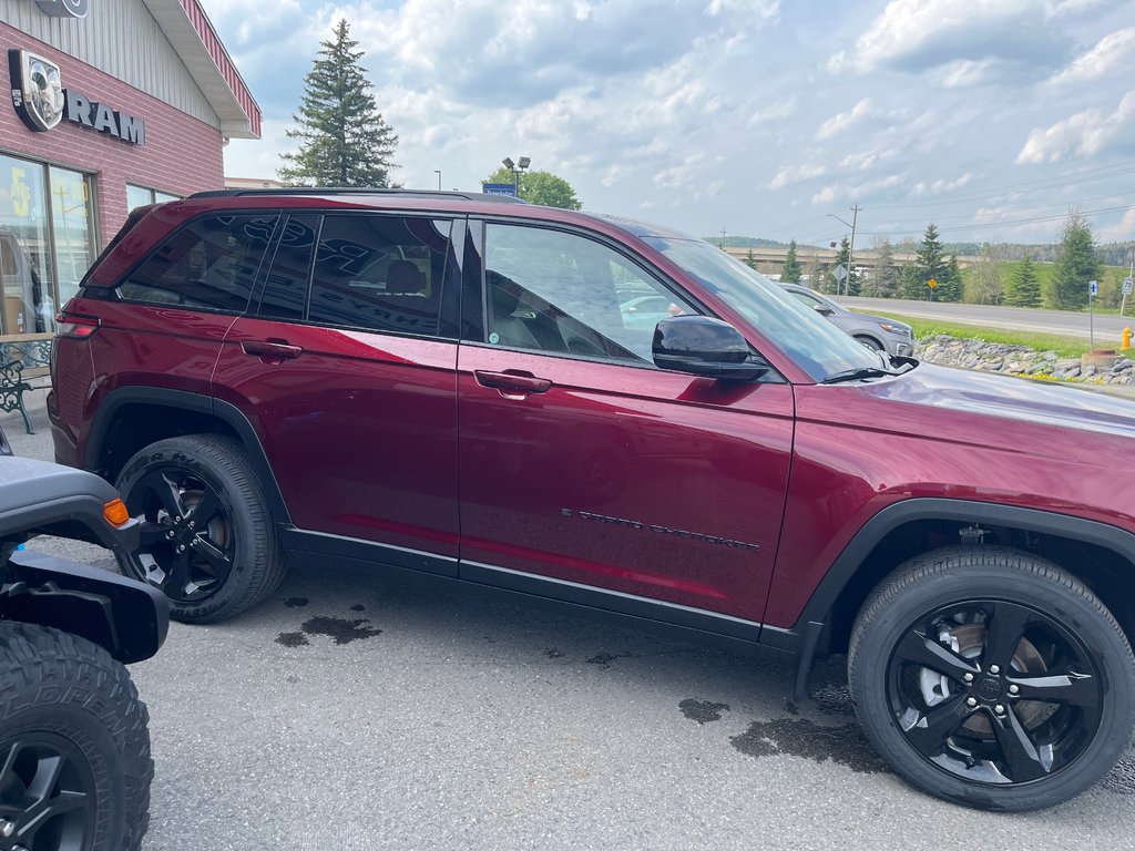 2024  Grand Cherokee ALTITUDE in Grand-Sault and Edmunston, New Brunswick - 4 - w1024h768px