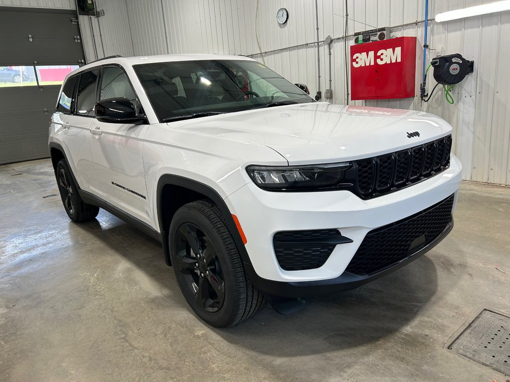 2024  Grand Cherokee ALTITUDE in Grand-Sault and Edmunston, New Brunswick - 3 - w1024h768px