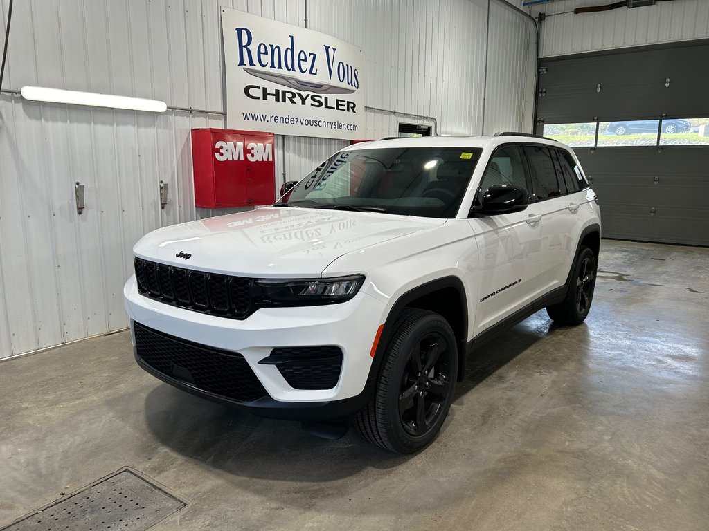 2024  Grand Cherokee ALTITUDE in Grand-Sault and Edmunston, New Brunswick - 1 - w1024h768px