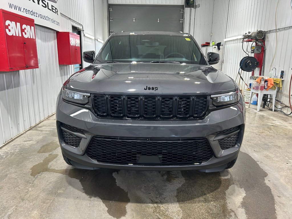 2024  Grand Cherokee ALTITUDE in Grand-Sault and Edmunston, New Brunswick - 2 - w1024h768px