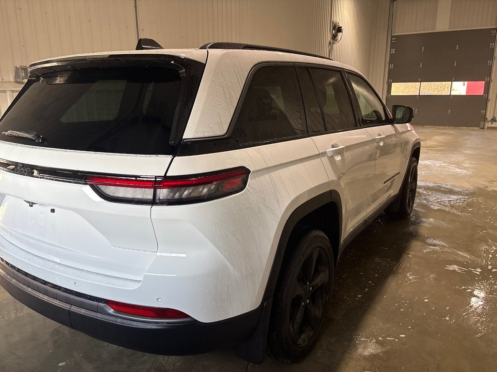 2026 Jeep Grand Cherokee ALTITUDE in Grand-Sault and Edmunston, New Brunswick - 4 - w1024h768px