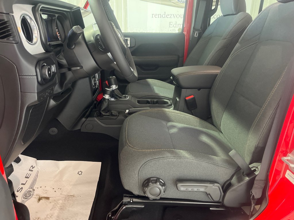2025 Jeep Wrangler 4-Door SAHARA in Grand-Sault and Edmunston, New Brunswick - 12 - w1024h768px