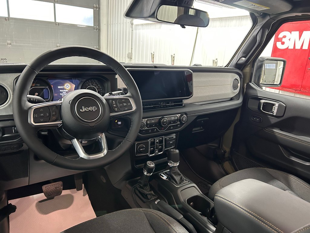 Jeep Wrangler 4-Door SAHARA 2026 à Grand-Sault et Edmunston, Nouveau-Brunswick - 7 - w1024h768px