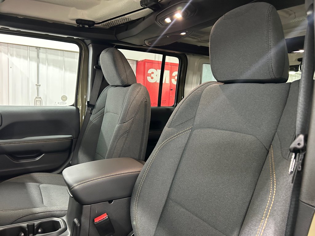 Jeep Wrangler 4-Door SAHARA 2026 à Grand-Sault et Edmunston, Nouveau-Brunswick - 9 - w1024h768px