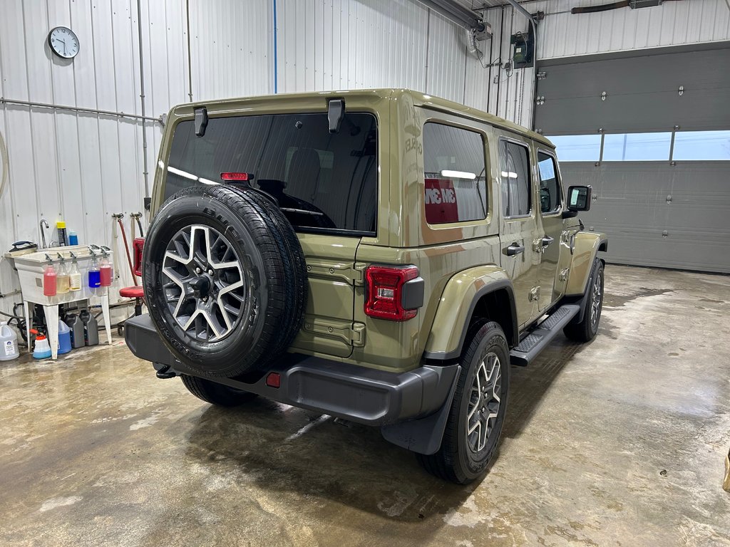 Jeep Wrangler 4-Door SAHARA 2026 à Grand-Sault et Edmunston, Nouveau-Brunswick - 4 - w1024h768px