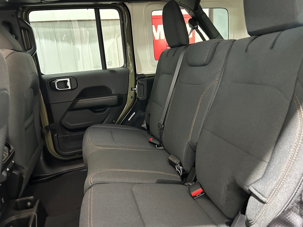 Jeep Wrangler 4-Door SAHARA 2026 à Grand-Sault et Edmunston, Nouveau-Brunswick - 8 - w1024h768px