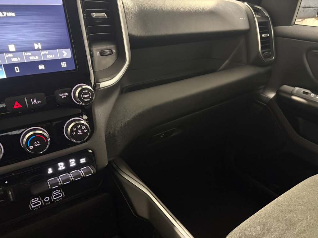 2026 Ram 1500 EXPRESS in Grand-Sault and Edmunston, New Brunswick - 14 - w1024h768px