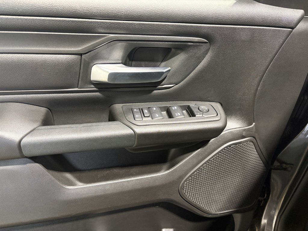 2026 Ram 1500 EXPRESS in Grand-Sault and Edmunston, New Brunswick - 9 - w1024h768px