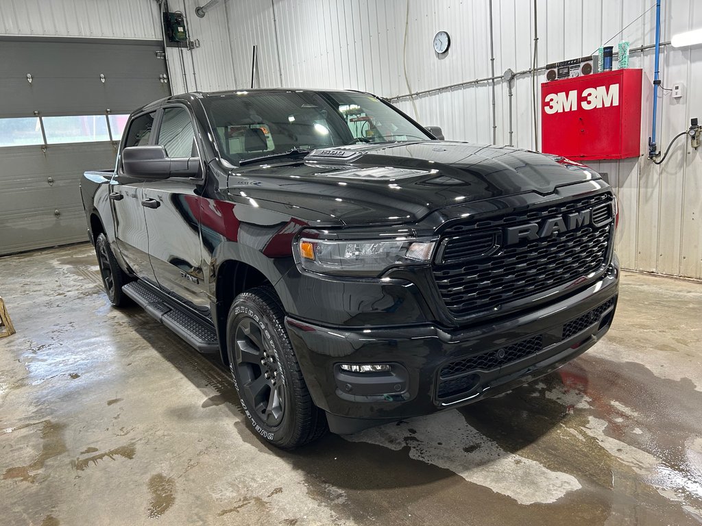2026 Ram 1500 EXPRESS in Grand-Sault and Edmunston, New Brunswick - 3 - w1024h768px