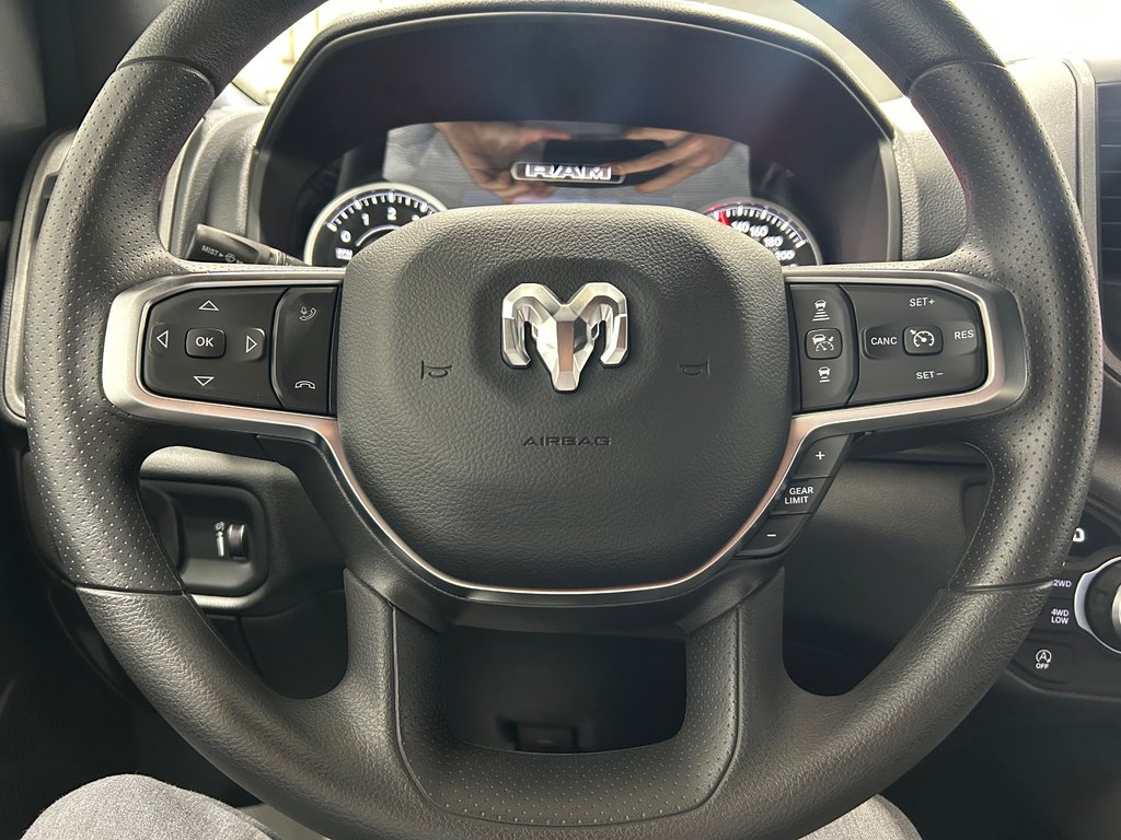 2027 Ram 1500 EXPRESS in Grand-Sault and Edmunston, New Brunswick - 10 - w1024h768px
