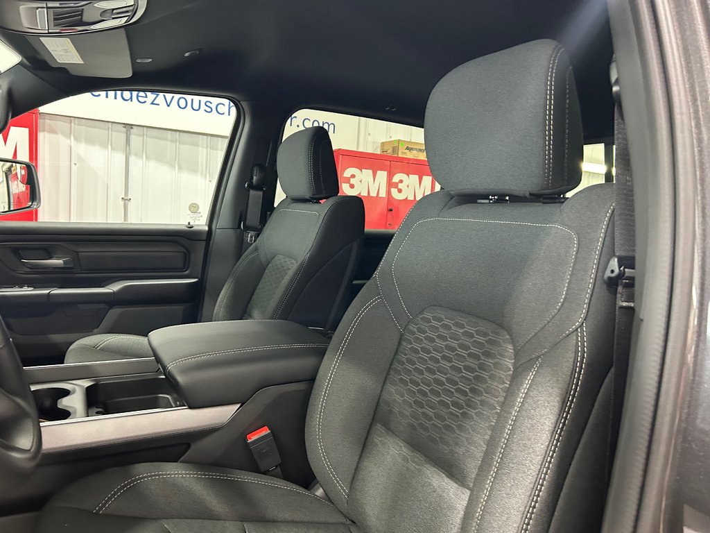 2027 Ram 1500 EXPRESS in Grand-Sault and Edmunston, New Brunswick - 9 - w1024h768px