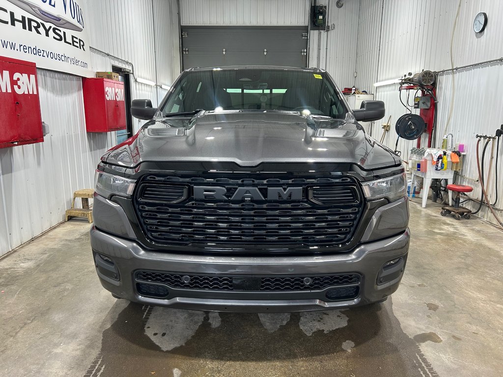 2027 Ram 1500 EXPRESS in Grand-Sault and Edmunston, New Brunswick - 2 - w1024h768px