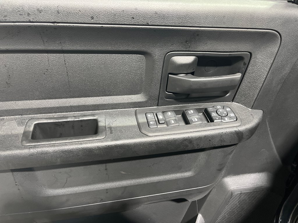 2026 Ram 2500 BLACK EXPRESS in Grand-Sault and Edmunston, New Brunswick - 12 - w1024h768px