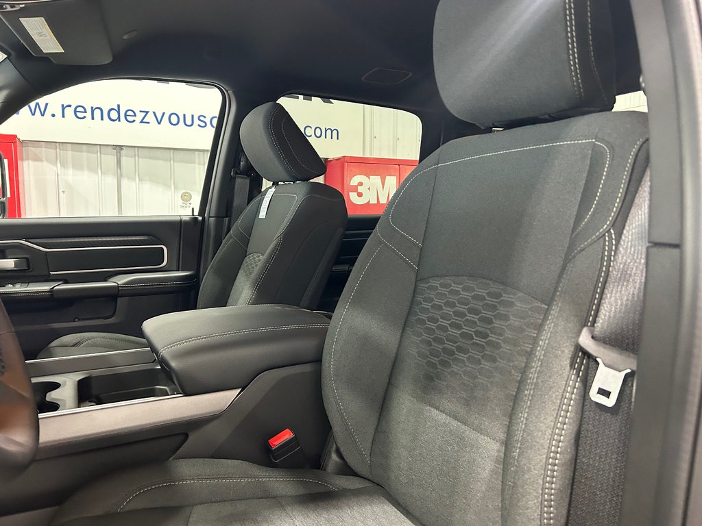 2026 Ram 3500 BIG HORN in Grand-Sault and Edmunston, New Brunswick - 9 - w1024h768px