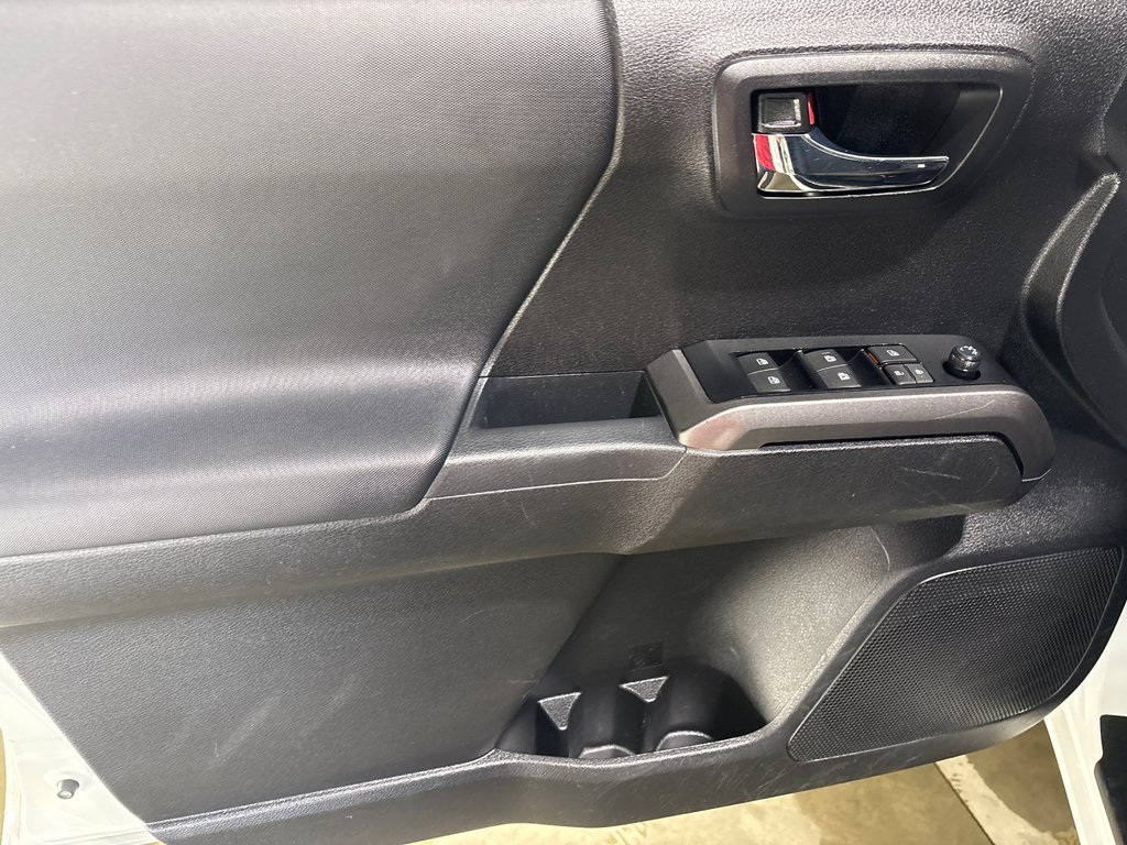 Toyota TACOMA DBL CAB SR5/TRD  2023 à Grand-Sault et Edmunston, Nouveau-Brunswick - 11 - w1024h768px
