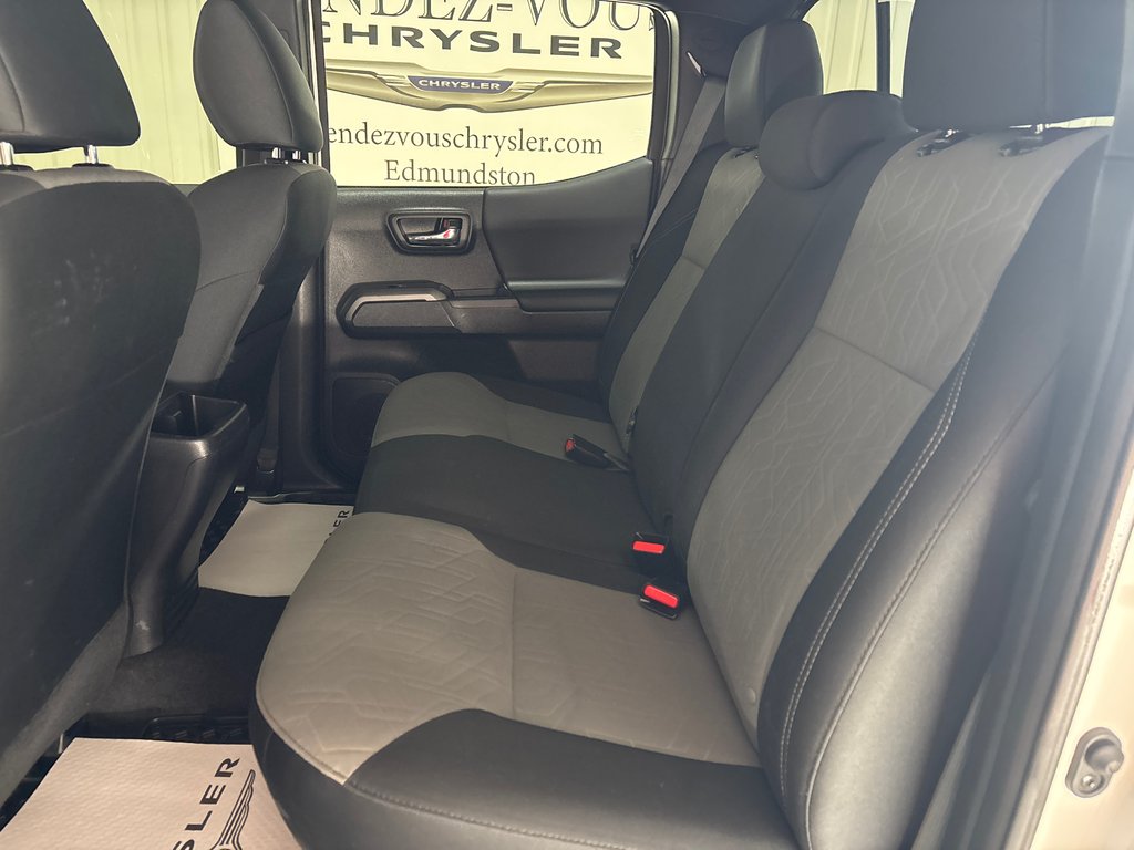 Toyota TACOMA DBL CAB SR5/TRD  2023 à Grand-Sault et Edmunston, Nouveau-Brunswick - 9 - w1024h768px