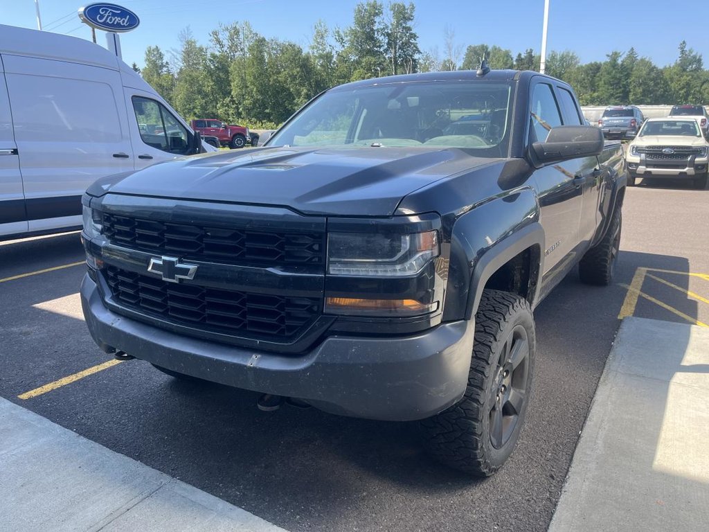 Chevrolet Silverado 1500 Camion de travail cabine double 143,5 po 4RM 2016 à New Richmond, Québec - 1 - w1024h768px