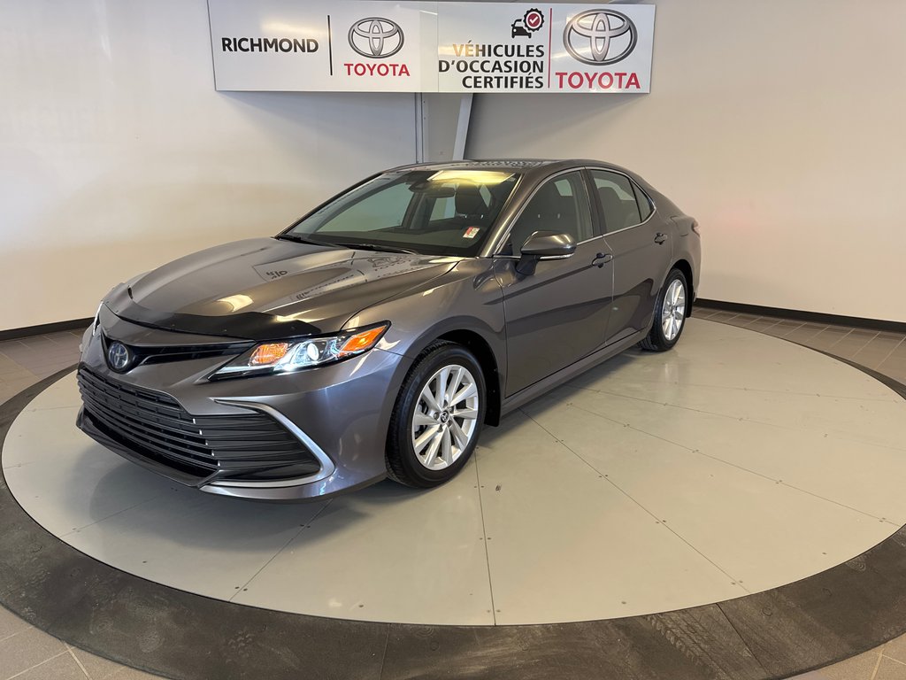 Toyota Camry Hybrid LE *TRÈS BEAU VÉHICULE* 2023 à Richmond, Québec - 2 - w1024h768px
