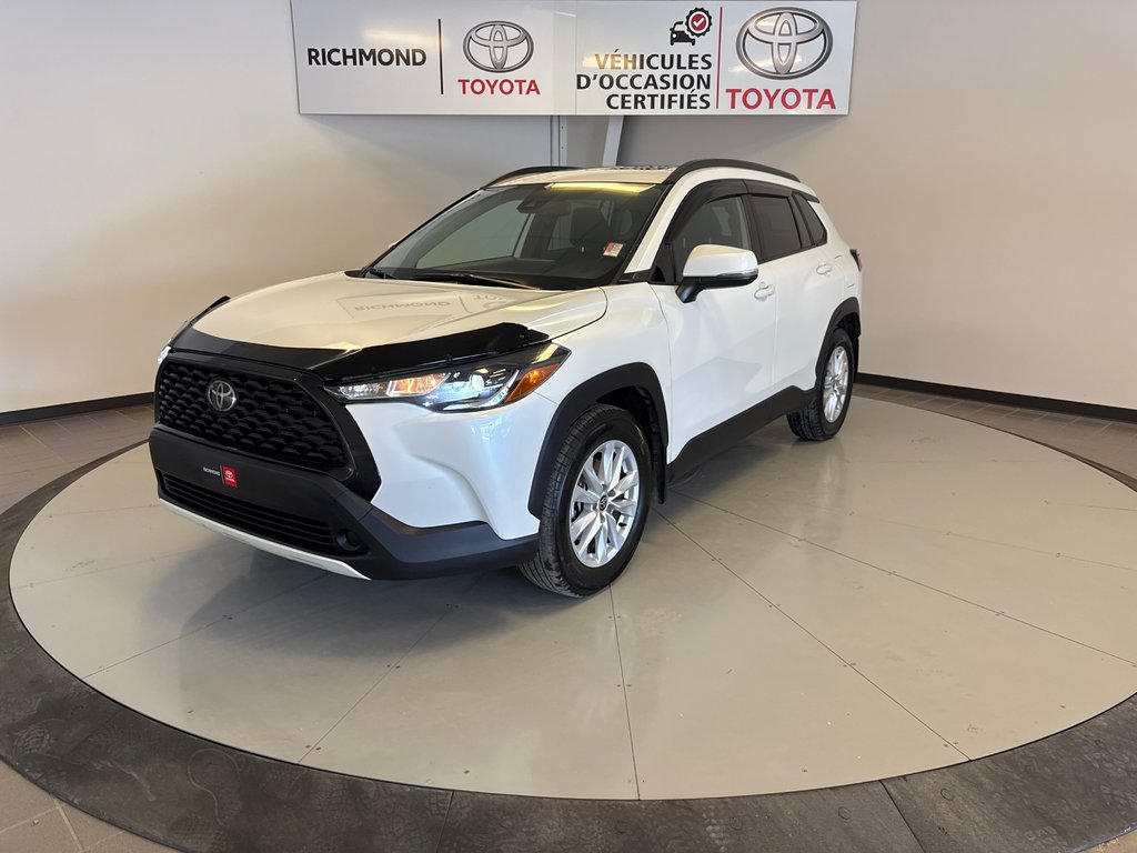 Toyota COROLLA CROSS LE AWD *MAGS + TOIT OUVRANT* 2022 à Richmond, Québec - 2 - w1024h768px