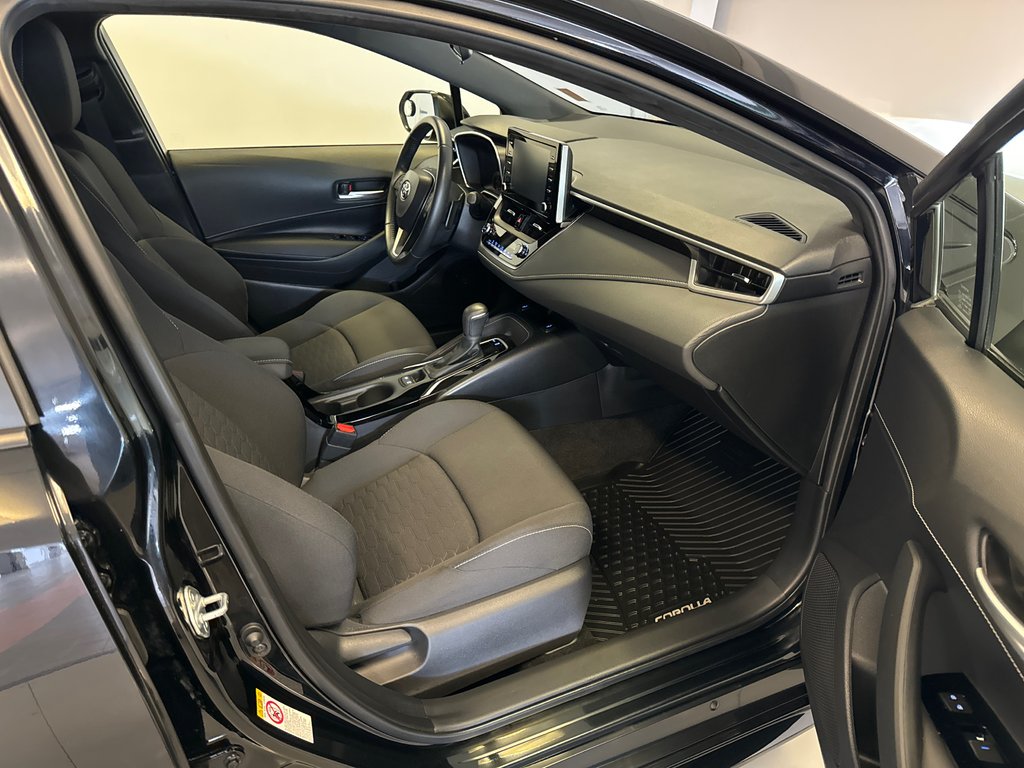 2019  Corolla Hatchback SE AUTOMATIQUE + BAS KILOMÉTRAGE in Richmond, Quebec - 20 - w1024h768px