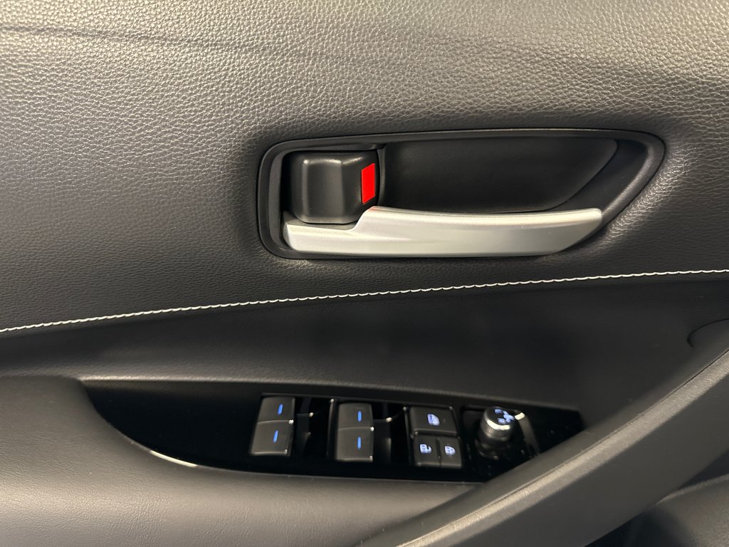 2019  Corolla Hatchback SE AUTOMATIQUE + BAS KILOMÉTRAGE in Richmond, Quebec - 35 - w1024h768px