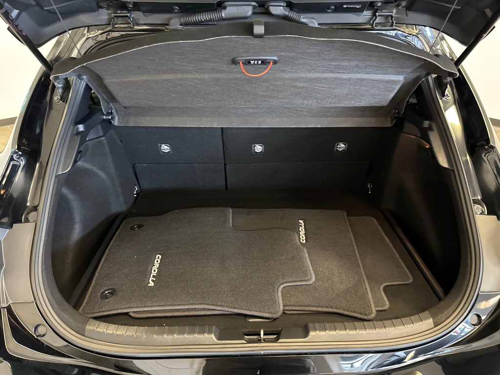2019  Corolla Hatchback SE AUTOMATIQUE + BAS KILOMÉTRAGE in Richmond, Quebec - 18 - w1024h768px