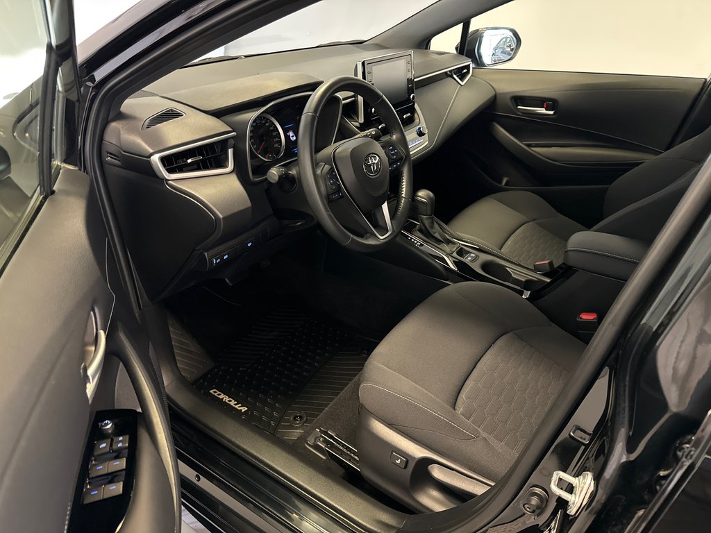 2019  Corolla Hatchback SE AUTOMATIQUE + BAS KILOMÉTRAGE in Richmond, Quebec - 16 - w1024h768px