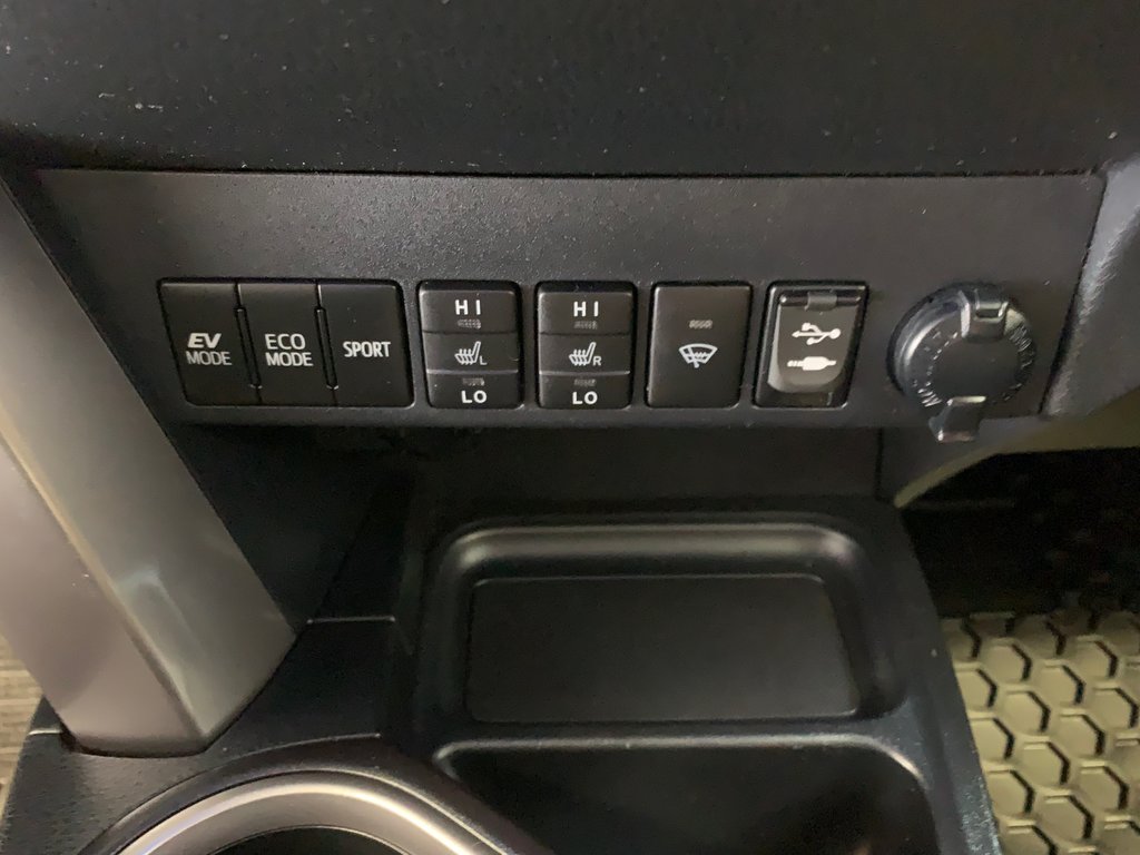 2016  RAV4 Hybrid LE+ in Richmond, Quebec - 28 - w1024h768px