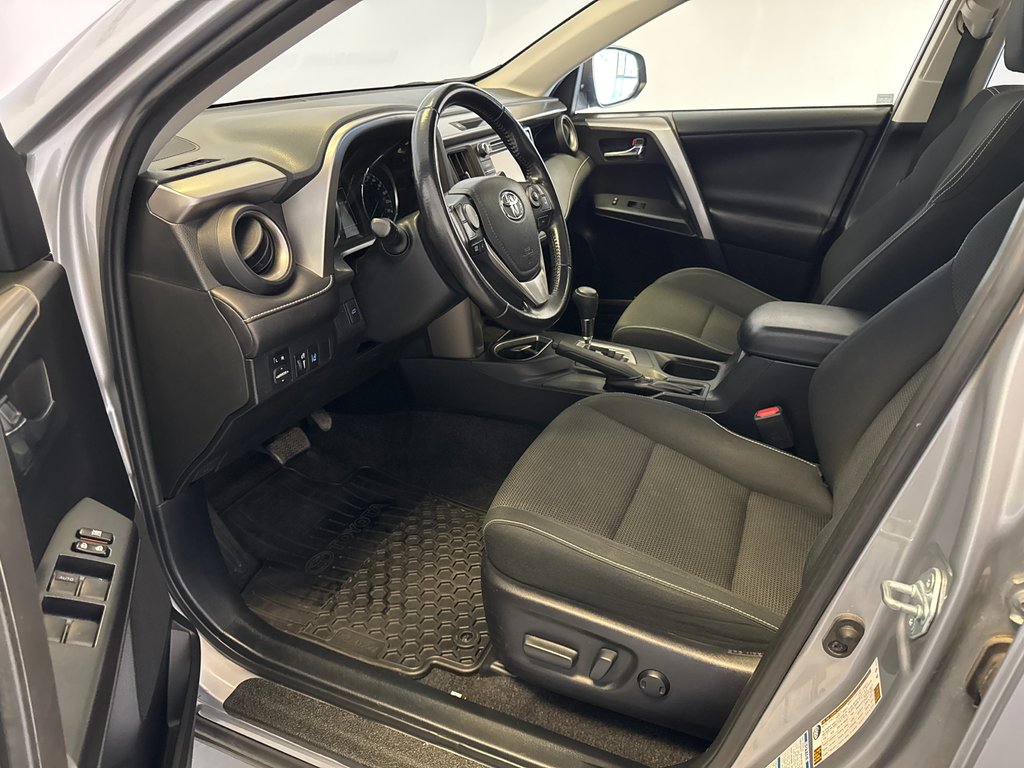 Toyota RAV4 Hybrid XLE AWD 2017 à Richmond, Québec - 16 - w1024h768px