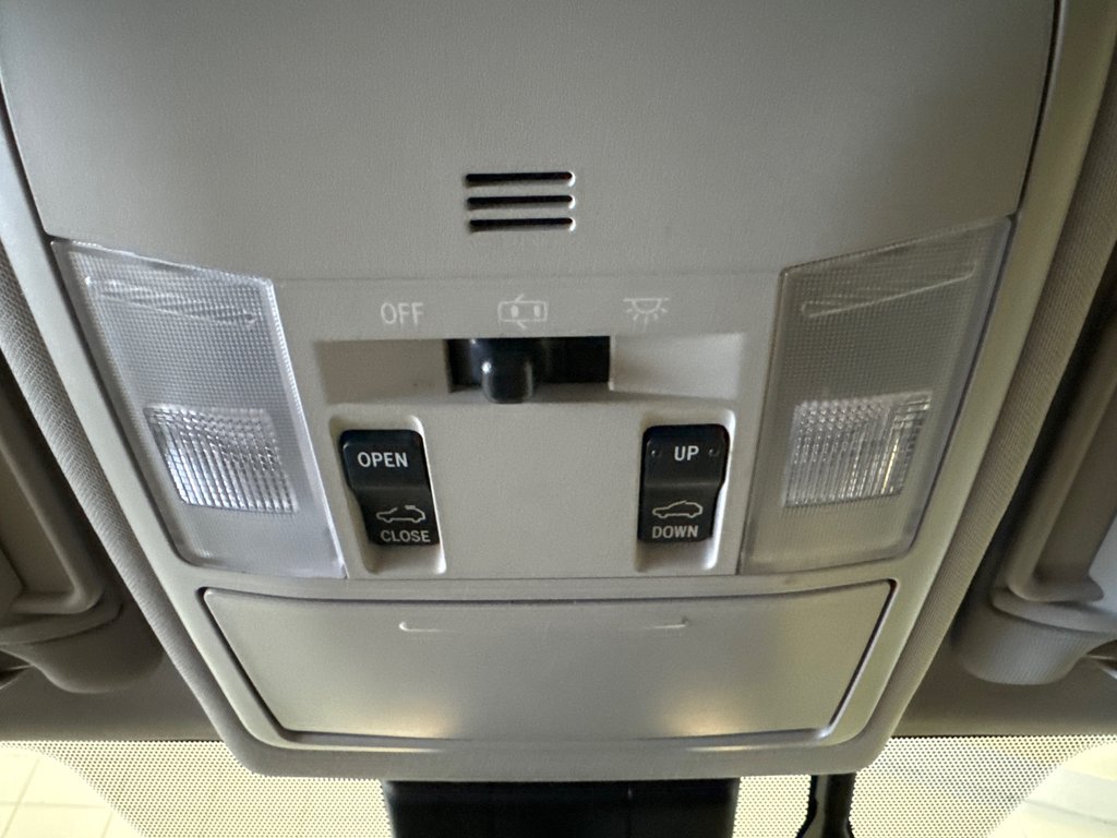 Toyota RAV4 Hybrid XLE AWD 2017 à Richmond, Québec - 34 - w1024h768px