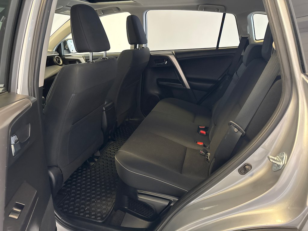 Toyota RAV4 Hybrid XLE AWD 2017 à Richmond, Québec - 17 - w1024h768px