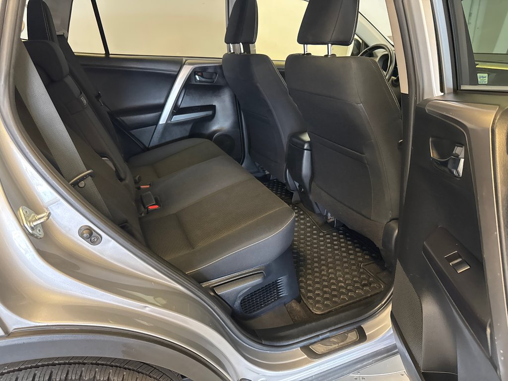Toyota RAV4 Hybrid XLE AWD 2017 à Richmond, Québec - 19 - w1024h768px