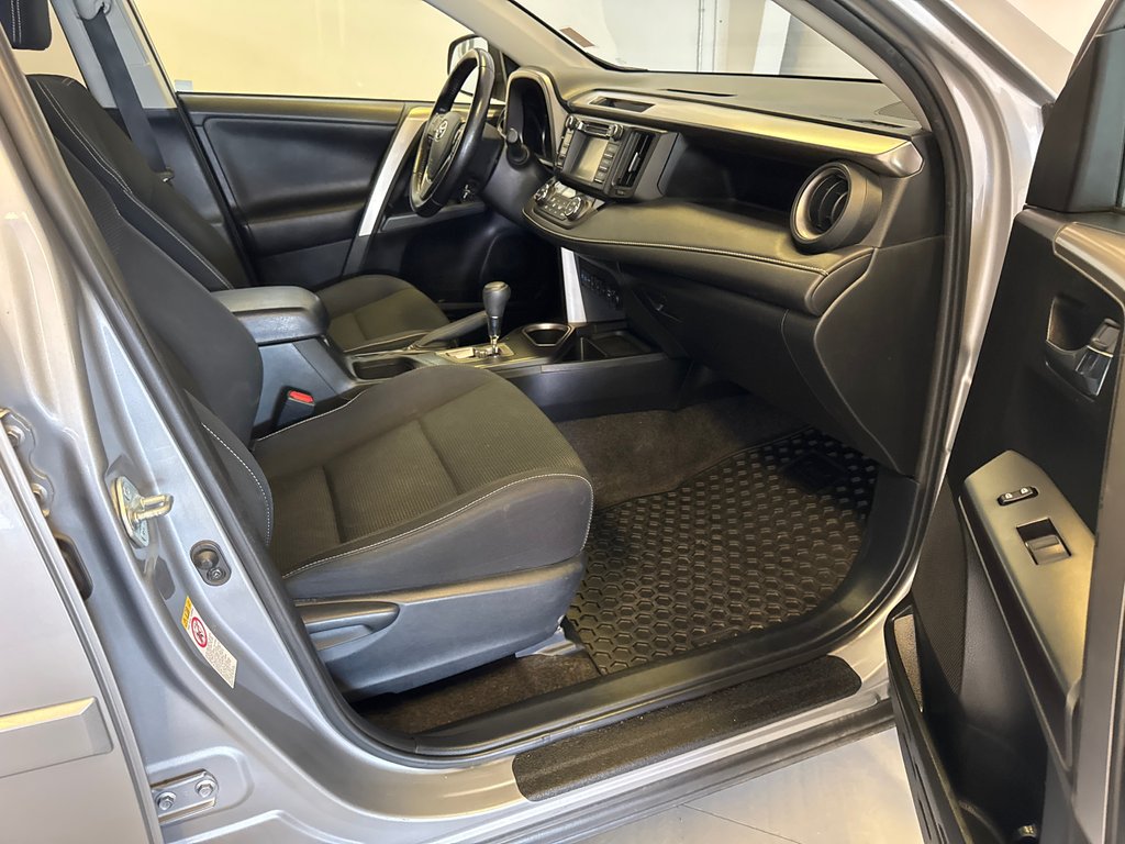 Toyota RAV4 Hybrid XLE AWD 2017 à Richmond, Québec - 20 - w1024h768px