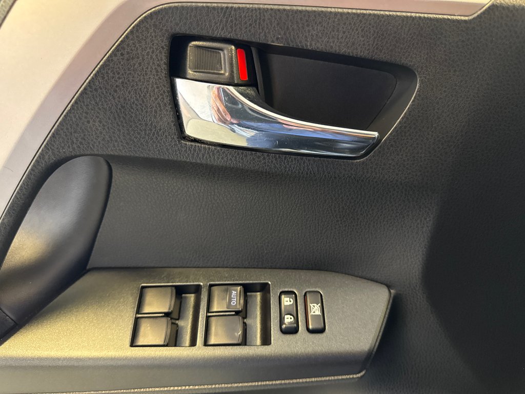 Toyota RAV4 Hybrid XLE AWD 2017 à Richmond, Québec - 33 - w1024h768px
