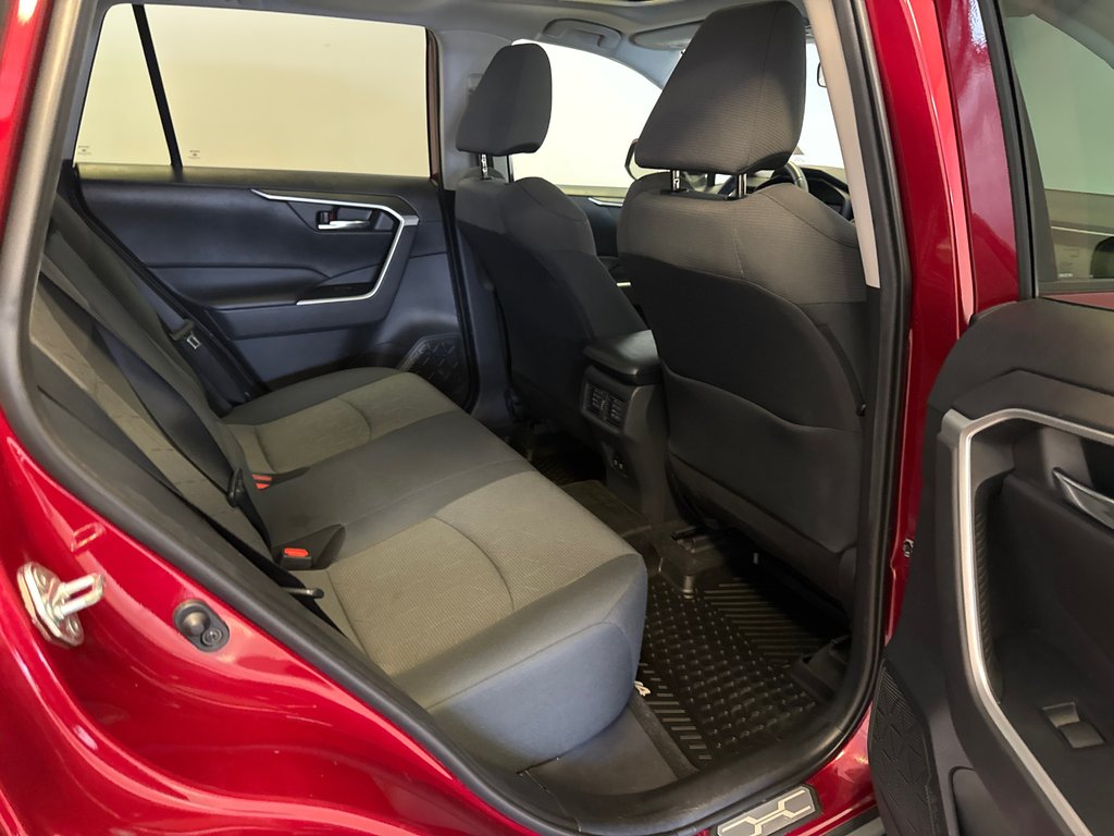 2020 Toyota RAV4 XLE FWD *TRÈS BEAU VÉHICULE* in Richmond, Quebec - 19 - w1024h768px