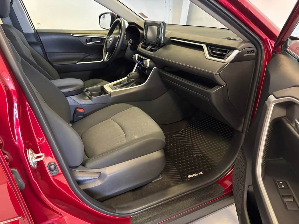 2020 Toyota RAV4 XLE FWD *TRÈS BEAU VÉHICULE* in Richmond, Quebec - 20 - w1024h768px
