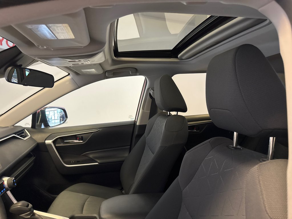 2020 Toyota RAV4 XLE FWD *TRÈS BEAU VÉHICULE* in Richmond, Quebec - 15 - w1024h768px