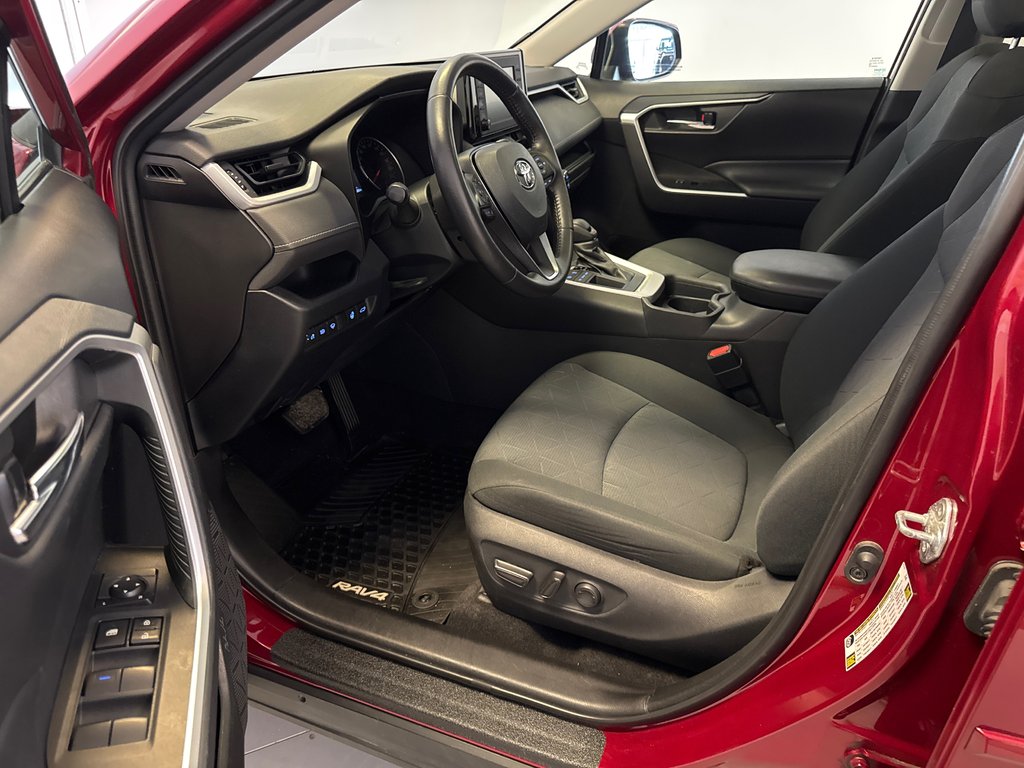 2020 Toyota RAV4 XLE FWD *TRÈS BEAU VÉHICULE* in Richmond, Quebec - 16 - w1024h768px